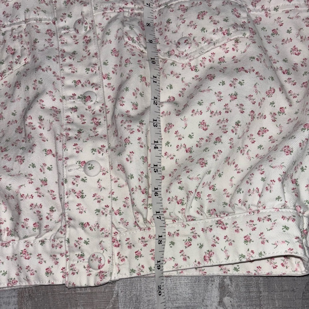 💐Blank NYC White Floral Jean Jacket - Picture 7 of 9